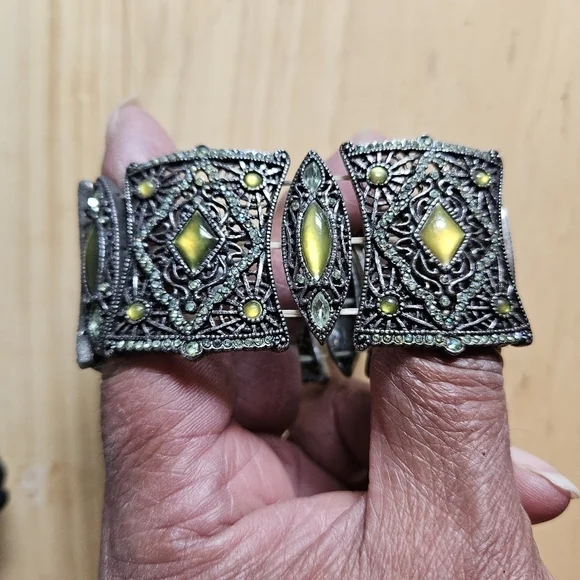 Premier Designs Victorian-style Filigree with Peridot Stretch Bracelet - Picture 2 of 9